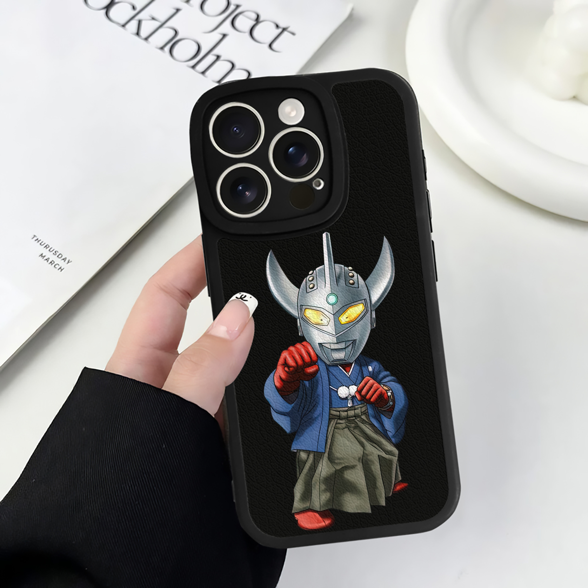 （画像用） ウルトラマン Ultraman 【iPhone 16シリーズ対応】シリコンスマホケース（レザー調） 材質：シリコン
